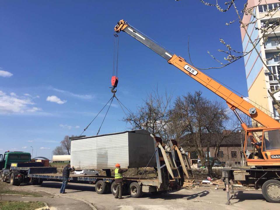 За дорученням міського голови та на виконання рішення виконавчого комітету Рівненської міської ради, разом з комунальниками за два робочих дні 4 і 5 квітня 2018 року демонтували 28 незаконно встановлених гаражів