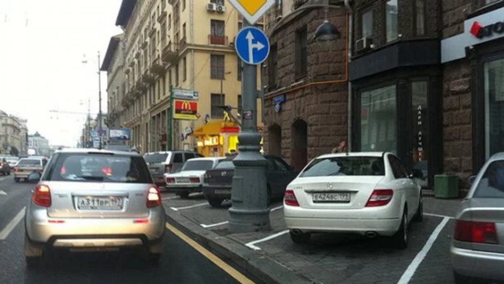 В Україні хочуть заборонити тимчасові автостоянки на тротуарах