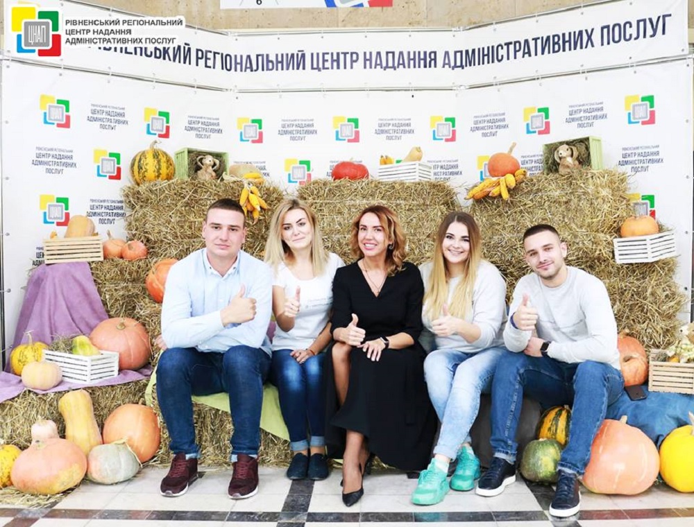Друзі! У нас крутезна осіння фотозона та розіграш подарунків!