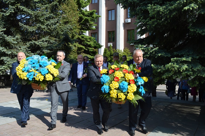 Відзначення 9 травня у Рівному розпочалося з вшанування  