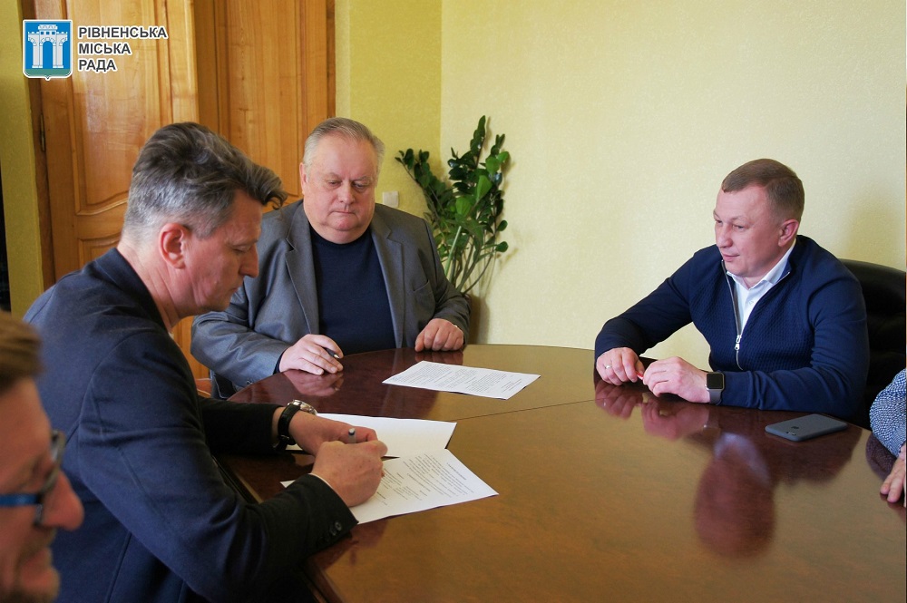 Міський голова Рівного та ректор НУВГП підписали меморандум у сфері розвитку сталої мобільності та транспортного моделювання міста
