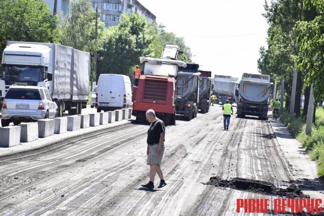 Новий асфальт і турбо-кільце: у Рівному почали робити вулицю за 40 мільйонів