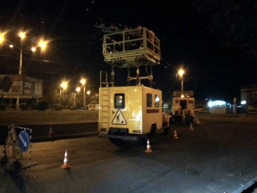 Проводяться роботи в нічний час доби по реконструкції контактної мережі