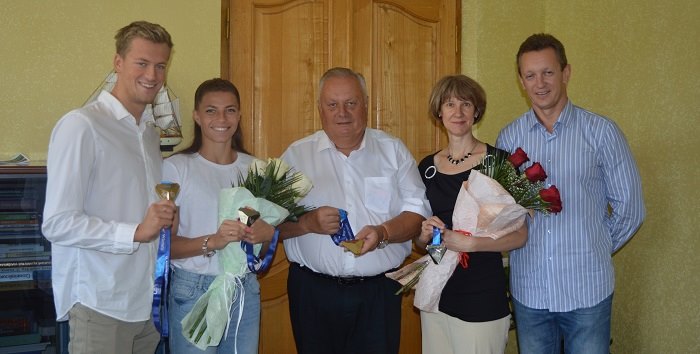 Ранкова кава і запрошення на чемпіонське весілля: міський голова зустрівся з Михайлом Романчуком