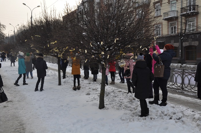 15 лютого молодь міста прикрасила золотими стрічками 23 кулеподібні клени у центрі міста Рівного