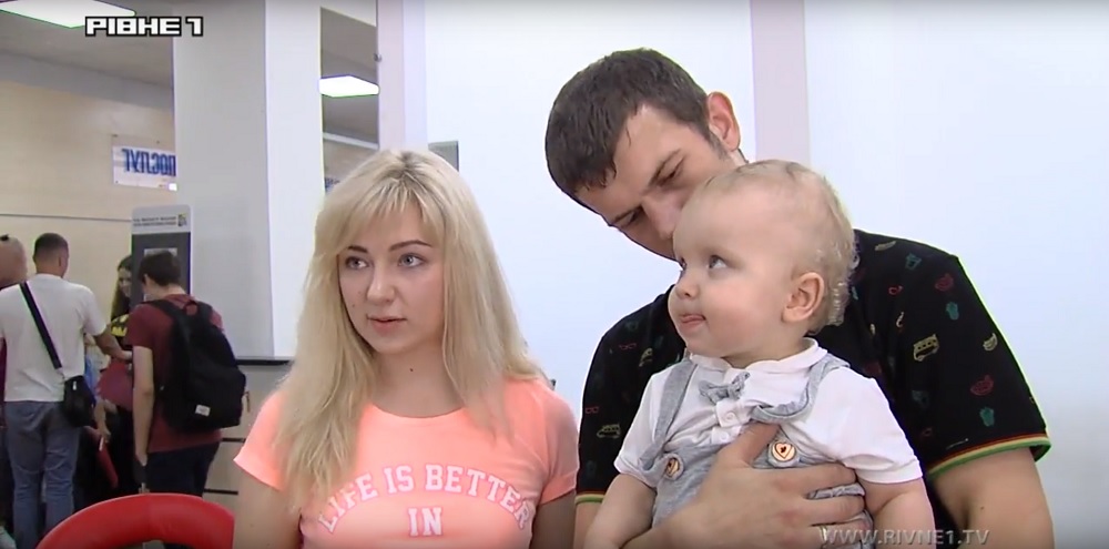 Рівняни масово почали виробляти біометричні паспорти влітку [ВІДЕО]