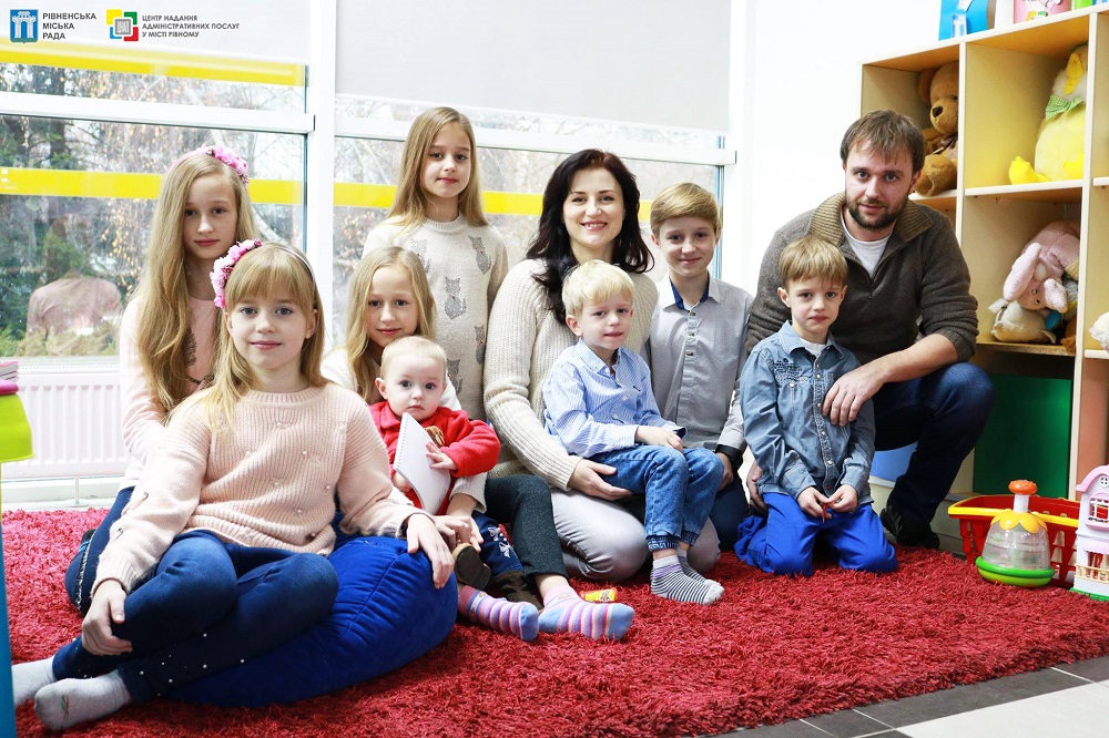До ЦНАПу усією родиною! 