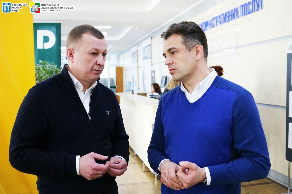 Сьогодні, 20 листопада 2018 року, до Центру надання адміністративних послуг у місті Рівному завітали з дружнім візитом Olexandr Starodubtsev, автор Prozorro та Володя Семенихин (Volodya Semenikhin), керівник Офісу реформи адміністративних послуг