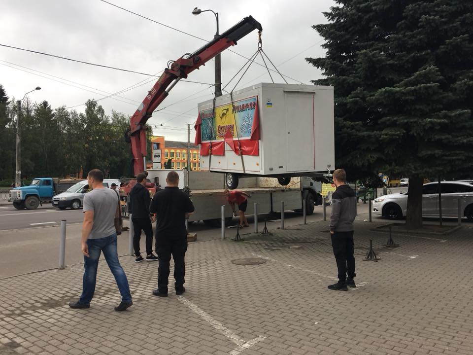 «Отаман» на Басовому Куті приберуть. Один МАФ вже прибрали
