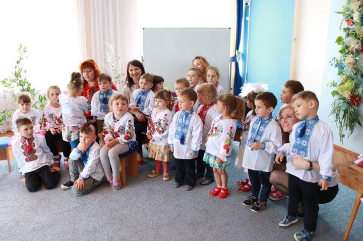 «Вишиванка на добру долю»: маленьким рівнянам подарували вишиванки