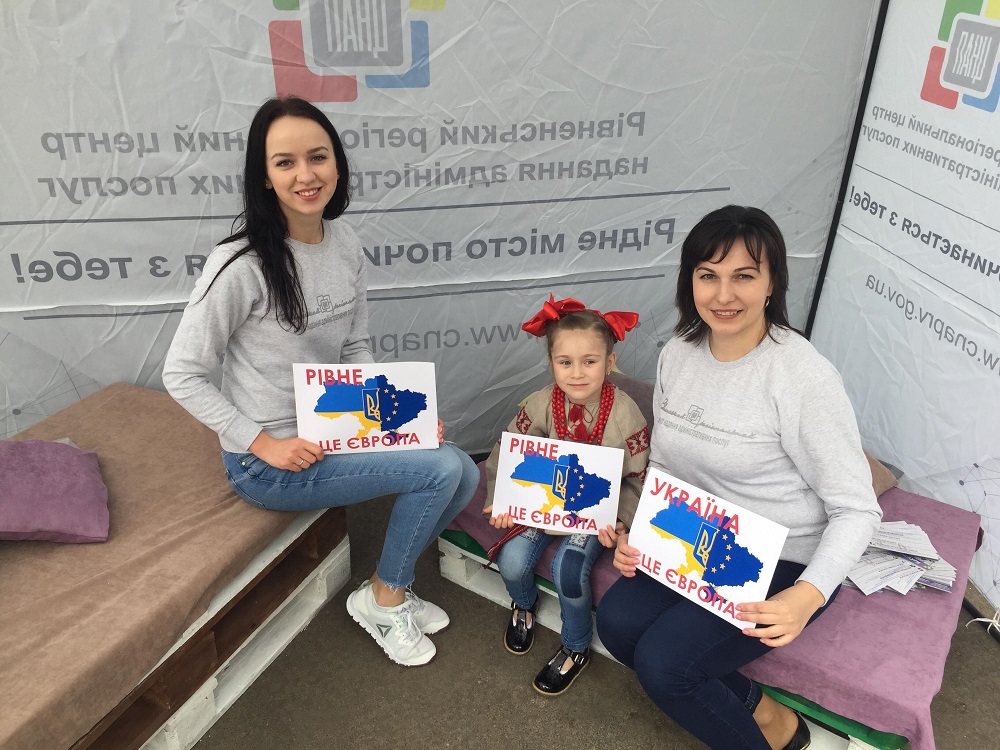 Сьогодні, 19 травня 2018 року, команда Рівненського регіонального центру надання адміністративних послуг долучилася до святкування Дня Європи у місті Рівному в локаціях «Музейні гостини» та Майдан Незалежності