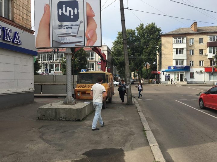 Мінус одна: у Рівному демонтували автокав’ярню