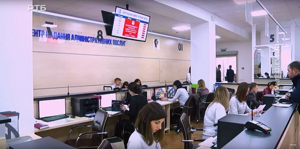У Рівненському ЦНАПі тимчасово перестали реєструвати на чергу по закордонний паспорт (ВІДЕО)