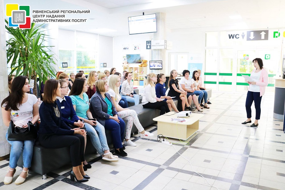 Сьогодні, 21 травня 2018 року, Рівненський центр надання адміністративних послуг трансформувався у навчальний центр “CO-WORKING”, в якому відбувся перехресний брифінг для усієї команди.