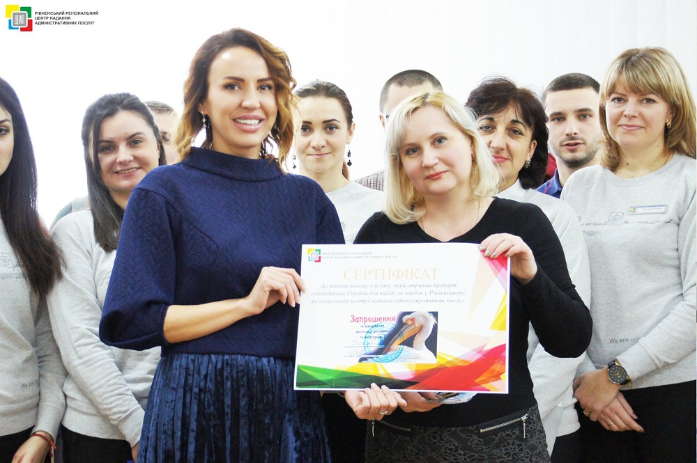 Сьогодні, 22.01.2018 року команда ЦНАПу привітала десятитисячного клієнта, який скористався нашими послугами, отримавши паспорт громадянина України для виїзду за кордон