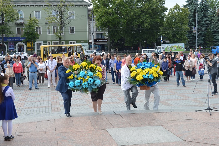 У Рівному відбулися заходи з нагоди перепоховання Тараса Шевченка. Керівники області та міста поклали квіти до пам’ятника Тараса Григоровича Шевченка.