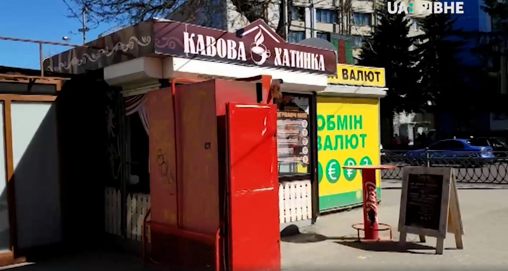 У Рівному підприємці добровільно прибрали два МАФи (ВІДЕО)