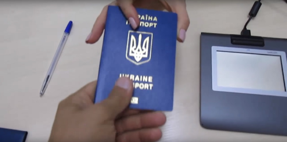 Все від А до Я: рівнянин зняв відео про те, як виготовити паспорт у ЦНАПі (За матеріалами сайту «РІВНЯНИ»)