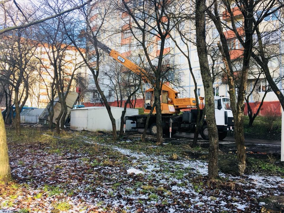 Демонтують незаконно встановлені гаражі на вул. Макарова. Водночас, на місці події провели роз’яснювальну роботу і конструктивний діалог із власниками незаконно встановлених гаражів