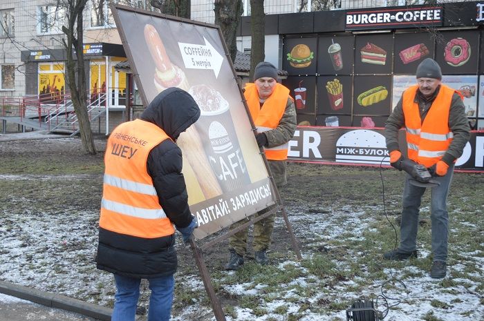 Рівненські комунальники продовжують ліквідацію встановлених без дозволів рекламних конструкцій (ВІДЕО)