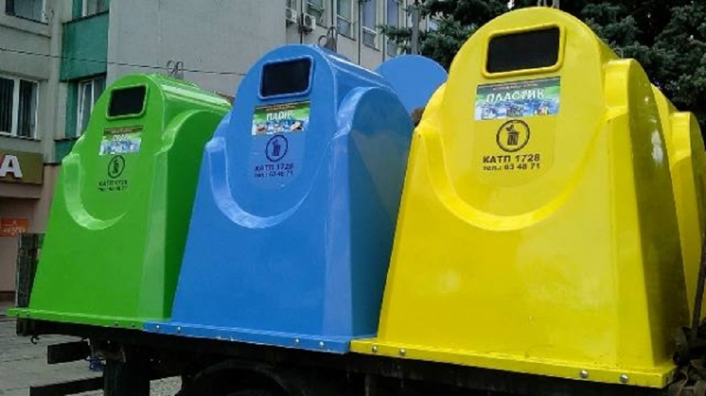 У центрі Рівного встановили сміттєві контейнери по 18 тисяч гривень (ФОТО)