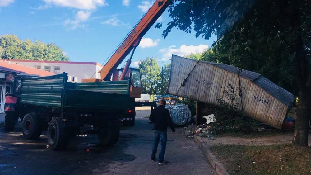 Сьогодні, 26 вересня 2018 року, за дорученням міського голови демонтовано шість незаконно встановлених гаражів на прибудинковій території багатоквартирного житлового будинку на вул. Євгена Коновальця,14 у місті Рівному.