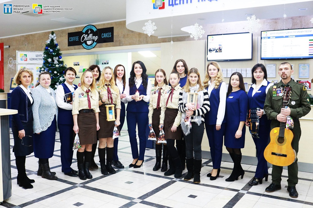 20 грудня 2018 року, до Центру надання адміністративних послуг у місті Рівному завітали представники національної скаутської організації України Пласт Рівненської округи та передали Вифлеємський Вогонь Миру