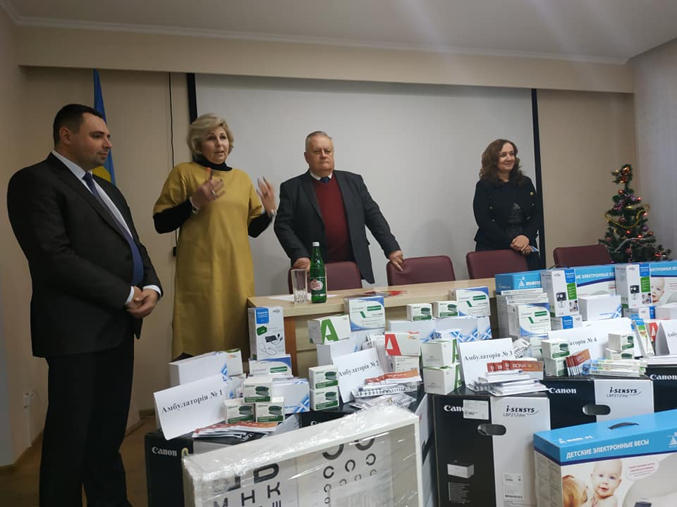 Міський голова сьогодні офіційно представив колективу КНП «Центр первинної медико-санітарної допомоги «Ювілейний» Рівненської міської ради (колишня 3-тя поліклініка) нещодавно призначеного керівника – Вікторію Покоєвчук