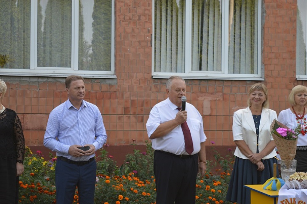 1 Вересня міський голова Рівного вітав першокласників у Тинівському навчально – виховному комплексі №17та у спеціалізованій школі «Центр надії»