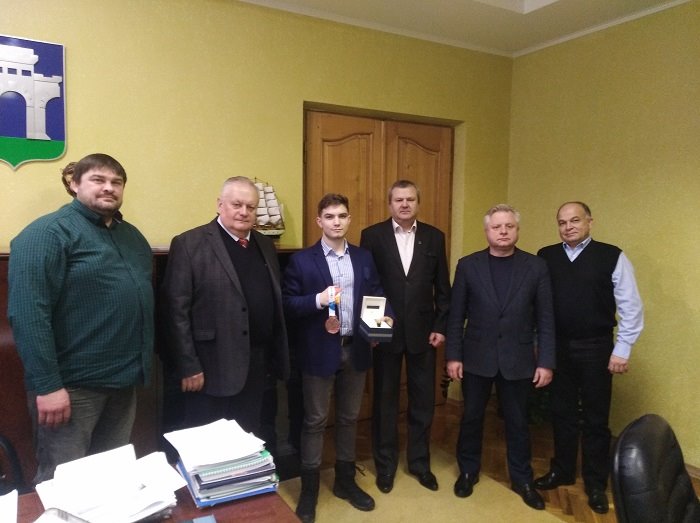 Міський голова Рівного привітав рівненського Чемпіона із кульової стрільби