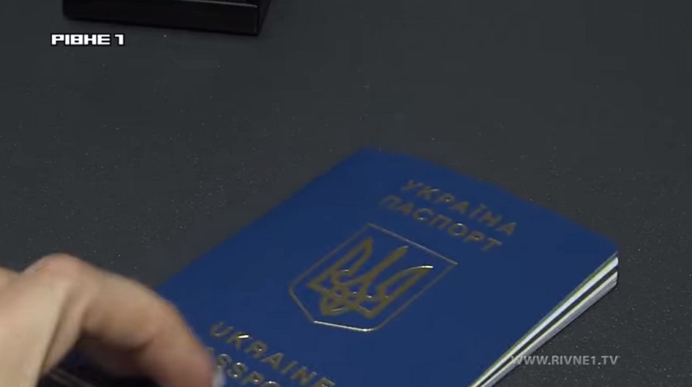 Здорожчення та відпустки: У Рівному побільшало охочих виготовити закордонний паспорт (ВІДЕО)