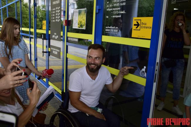 Рівненський ЦНАП отримав значок доступності від популярного ведучого