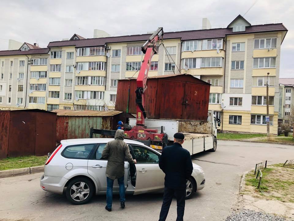 Сьогодні, 10 квітня 2019 року, за дорученням міського голови та на виконання рішення виконавчого комітету Рівненської міськоі ради демонтуються незаконно встановлені гаражі на вул. Буковинській