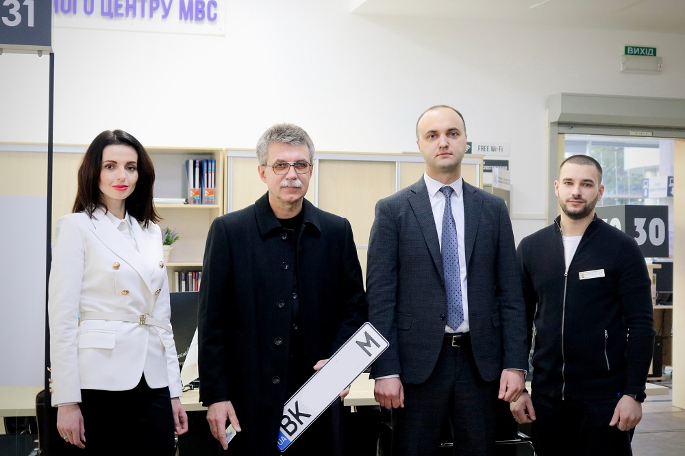 У ЦНАПі зареєстровано перший легковий транспортний засіб!