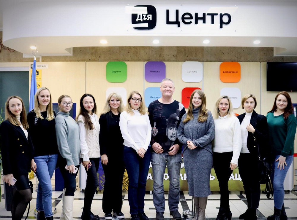 Благодійні заняття з англійської мови для працівників ЦНАП від викладача університету з Великої Британії Сенді Сандфорда
