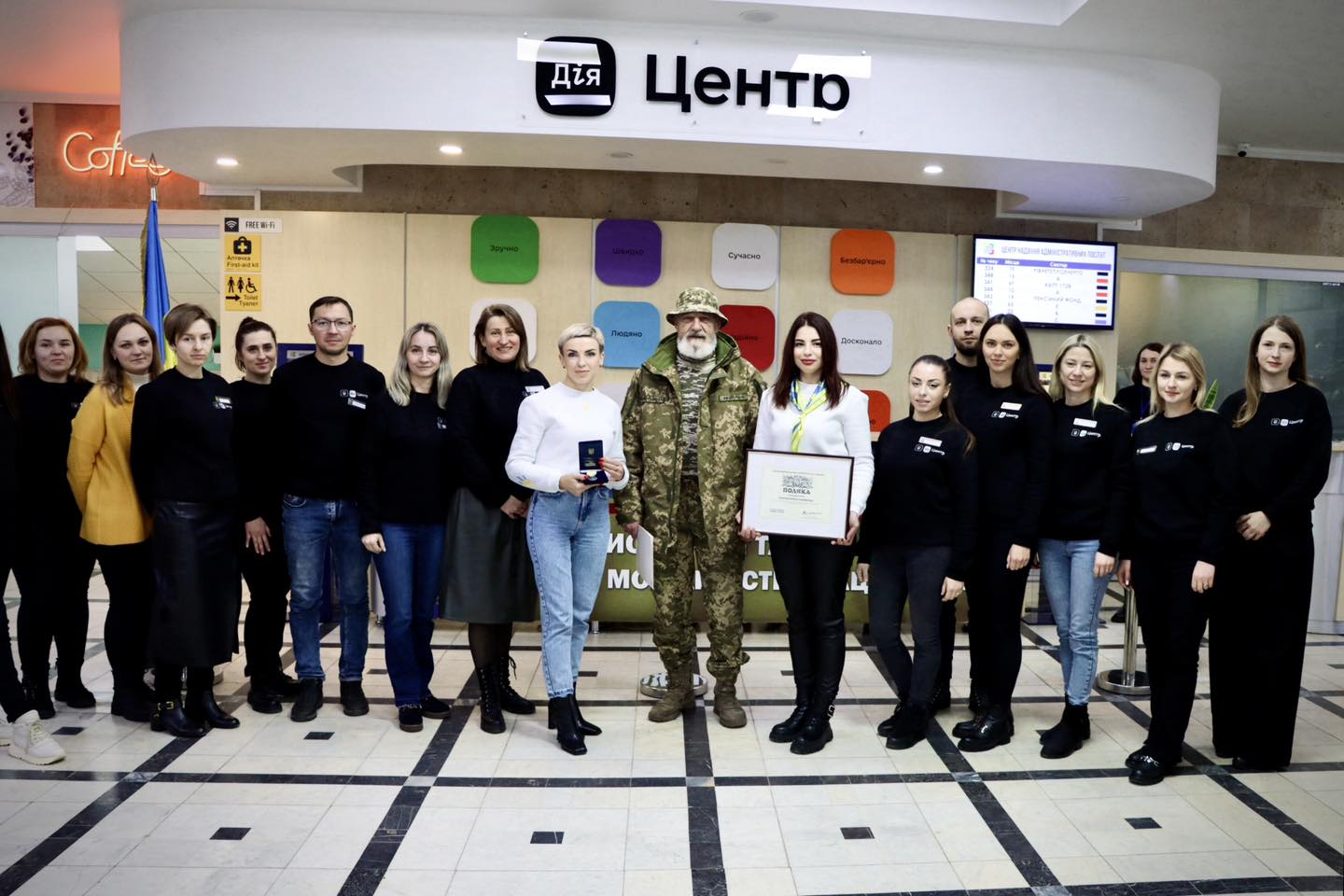 Команда Центру надання адміністративних послуг у місті Рівному відчуває гордість та радість, адже наші колеги були відзначені головнокомандувачем Збройних Сил України, генералом армії Валерієм Залужним!