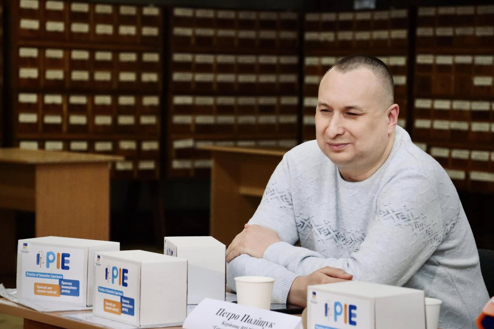 Чоловік презентує звукові маячки Пай