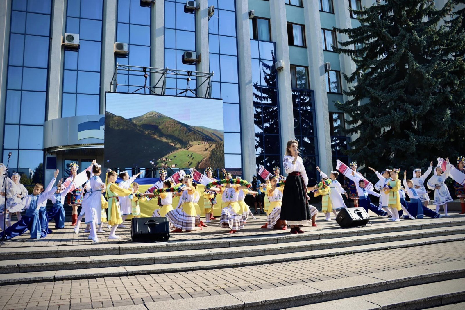 Сьогодні в Рівному відбулася урочиста церемонія підняття найбільшого прапора в області