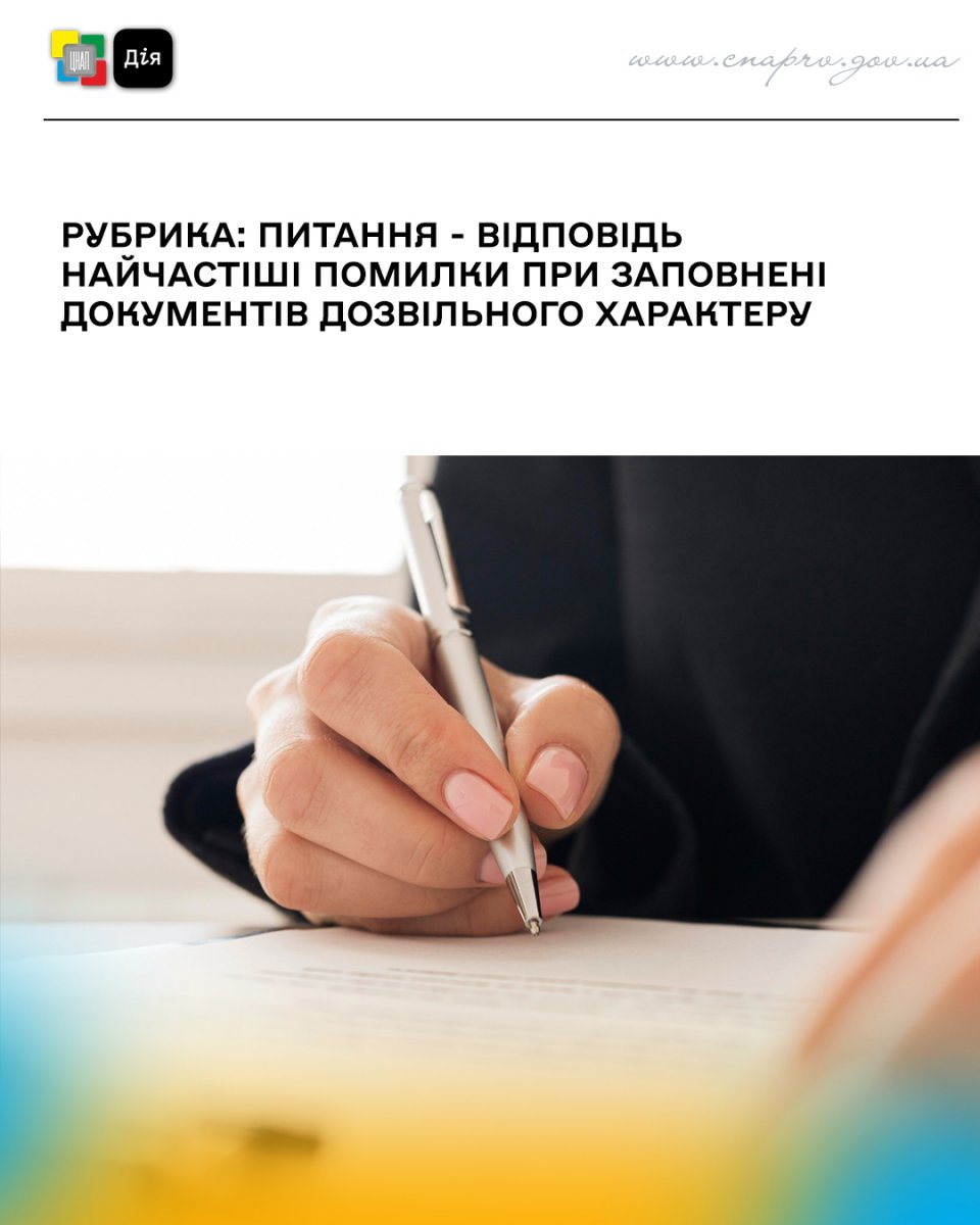 Рука в діловому костюмі тримає ручку та підписує документ на столі
