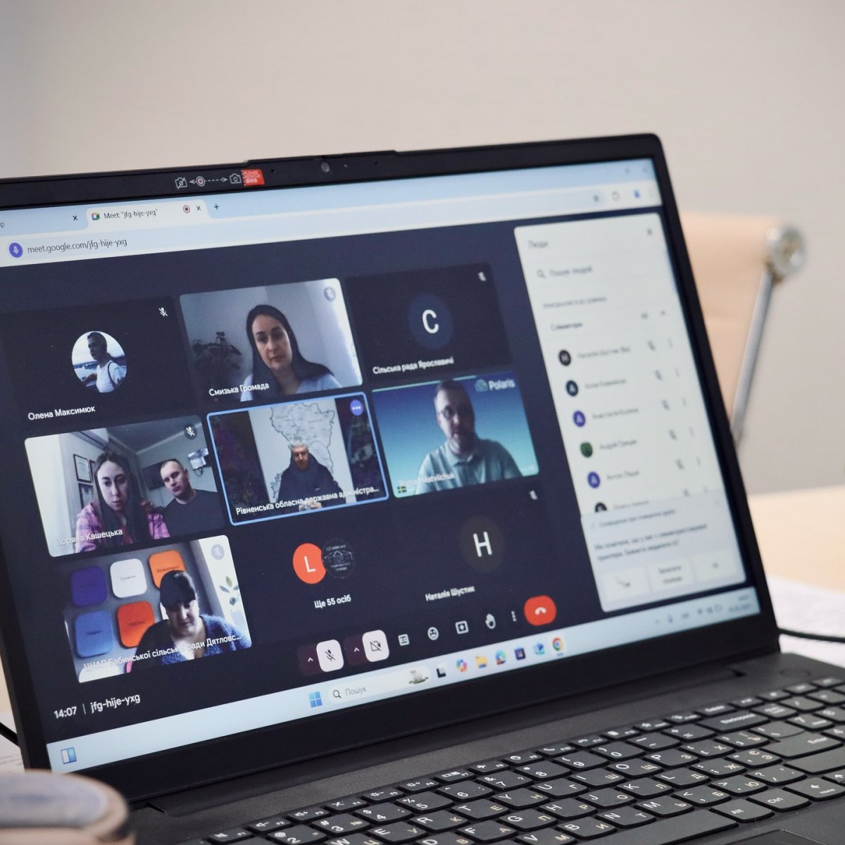 Ноутбук із онлайн-зустріччю в Google Meet. На екрані видно кілька учасників відеоконференції. 