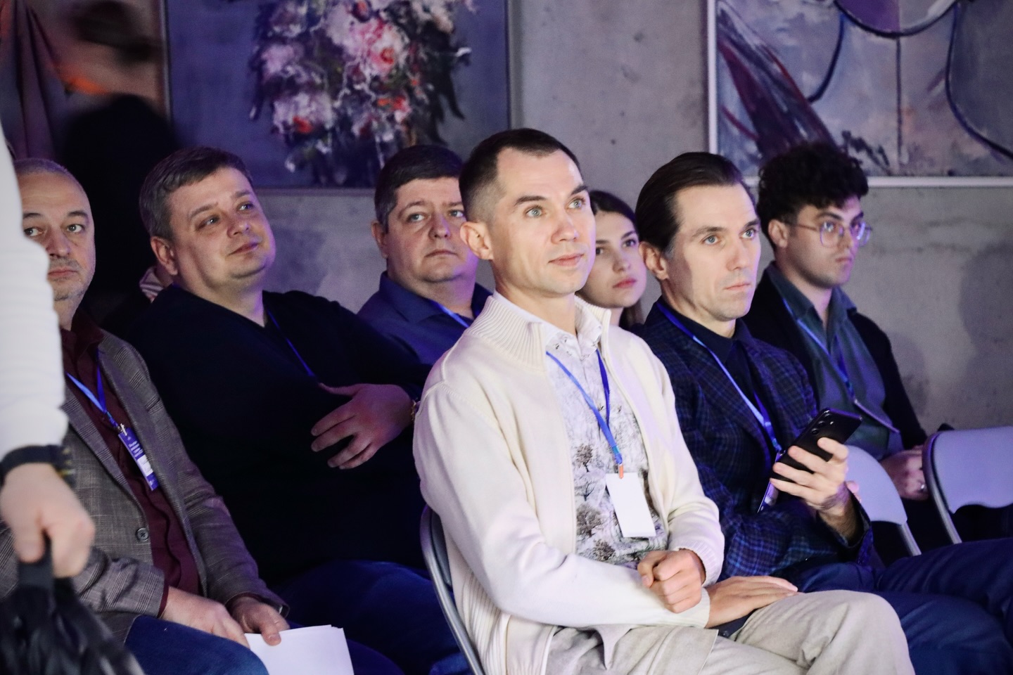 Люди сидять у приміщенні.