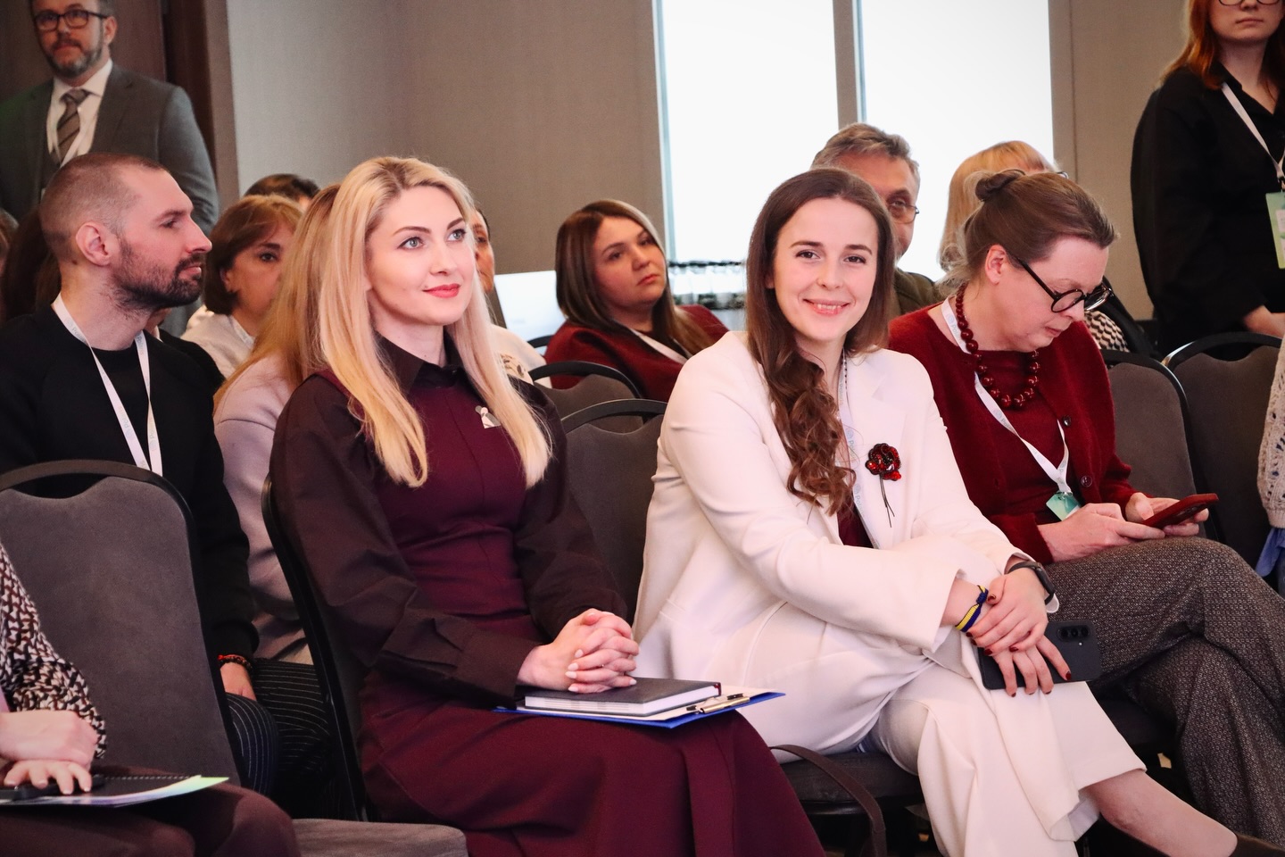 Люди сидять у залі.