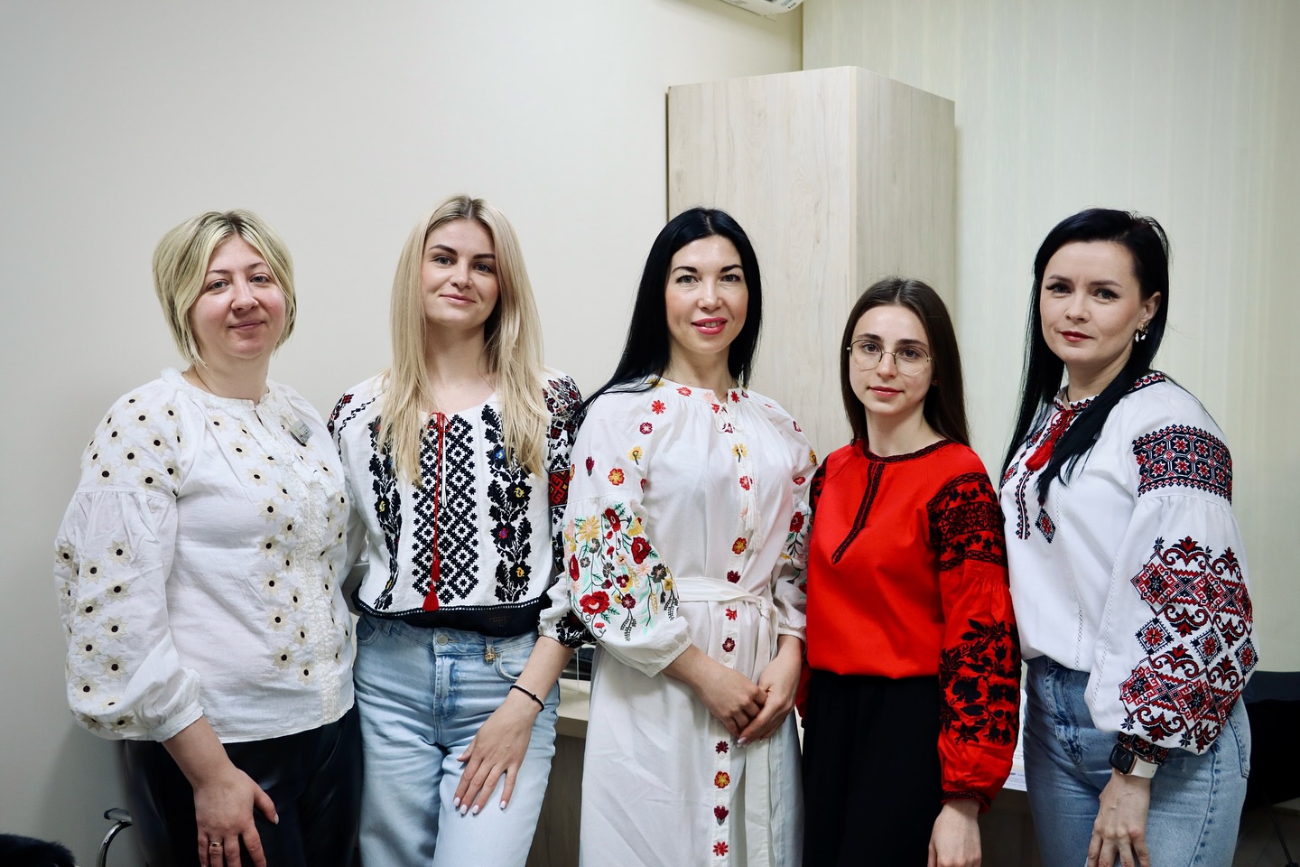П'ятеро жінок у вишитому одязі позують для фото.