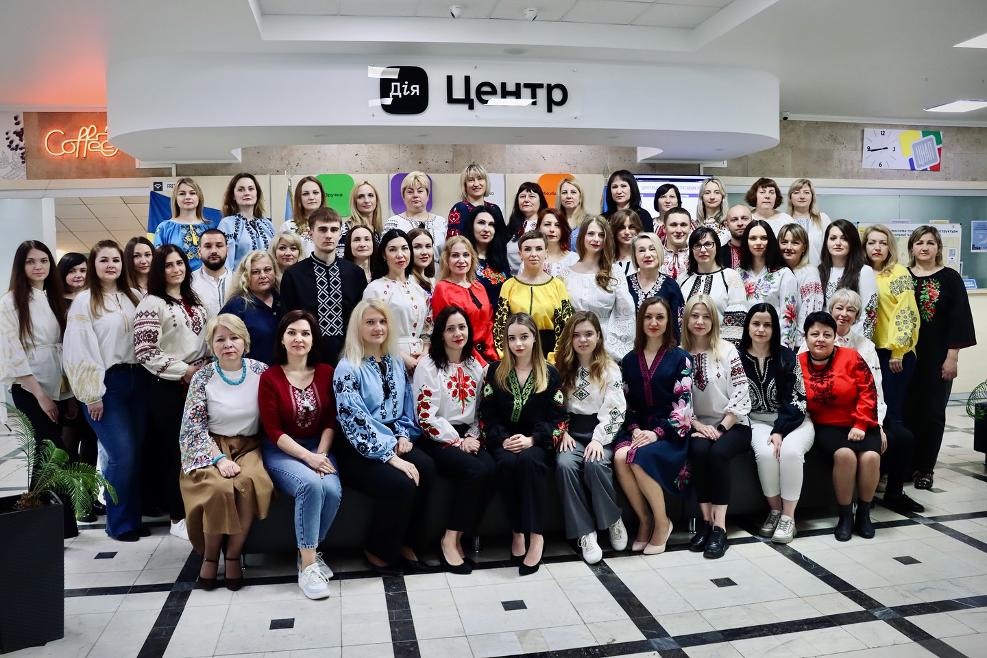 Групове фото у вишиванках у приміщенні ЦНАП.