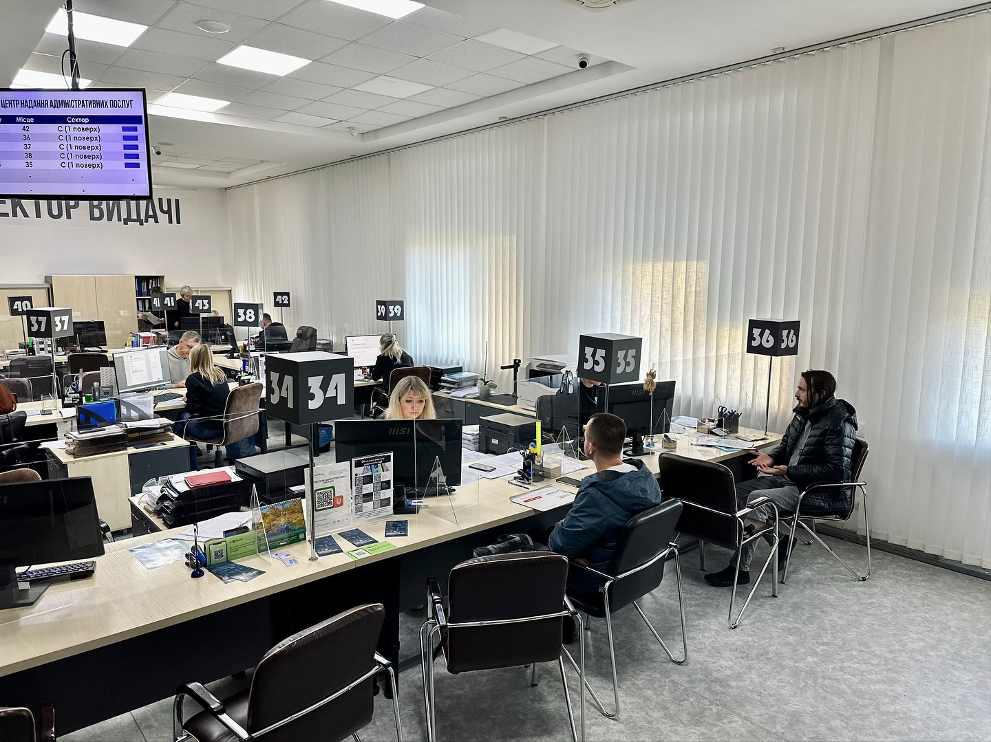 Люди сидять у приміщенні