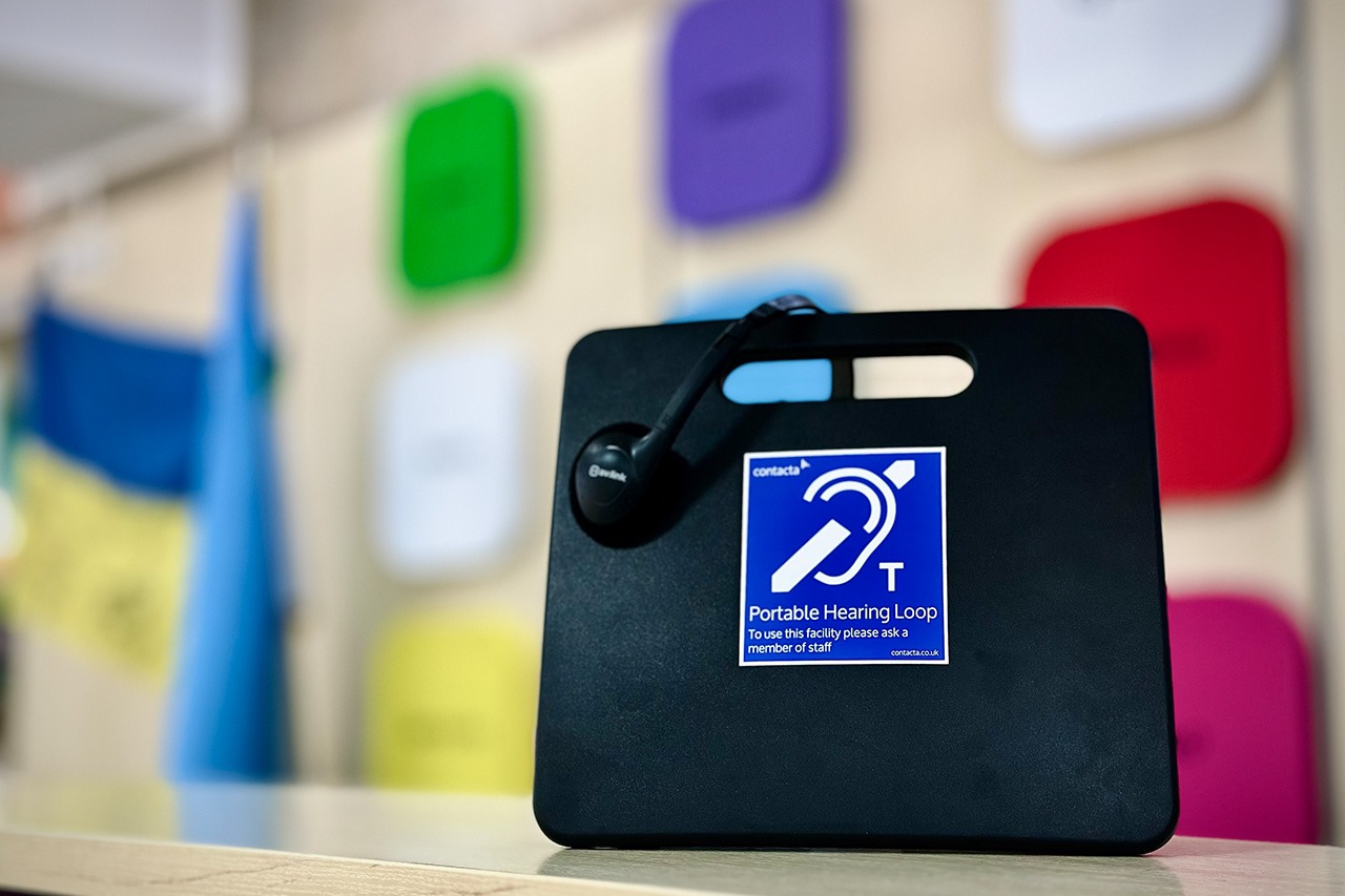 Портативна система слухової індукційної петлі — пристрій для людей із порушеннями слуху.