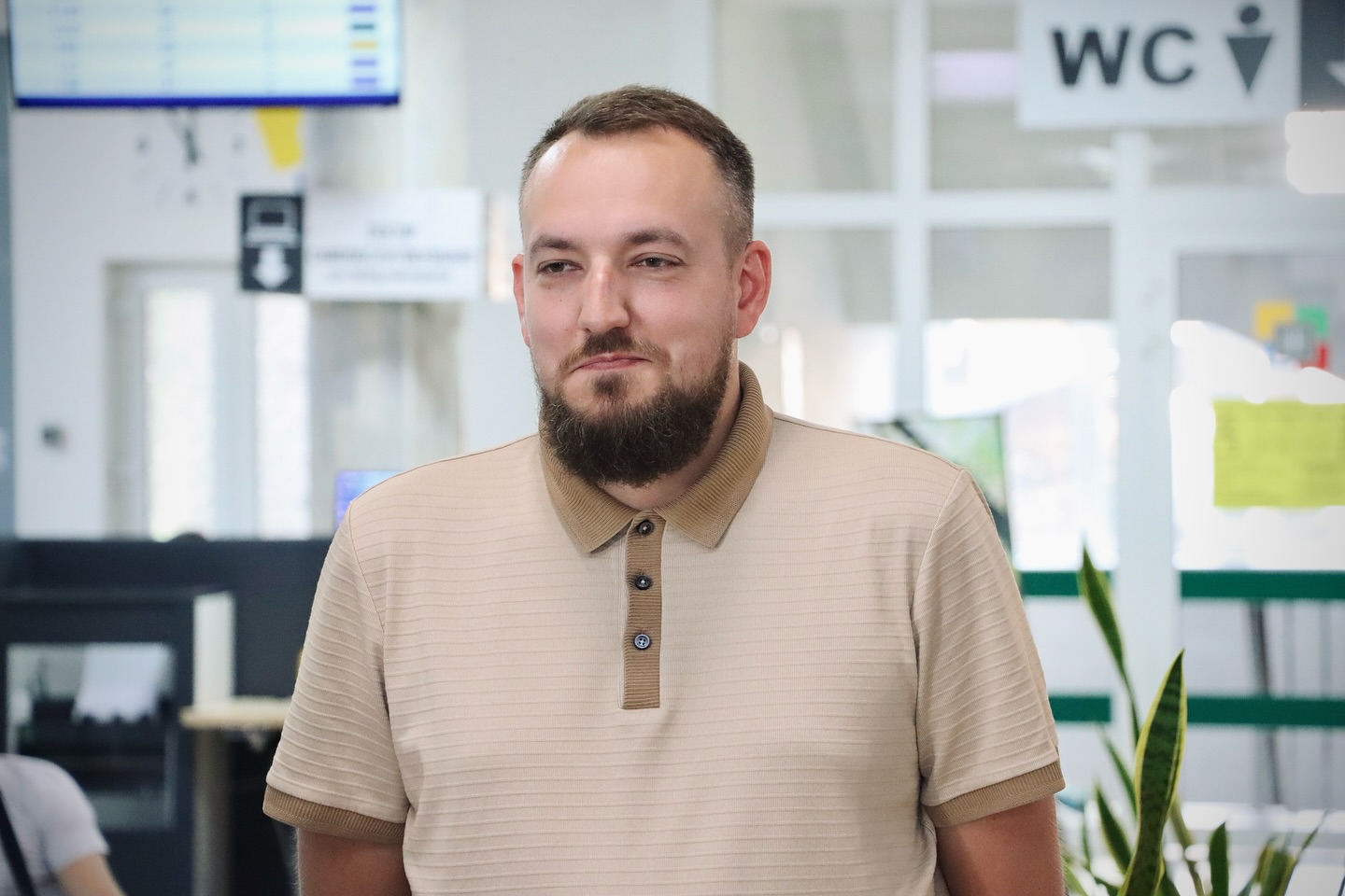 Чоловік з бородою перебуває у приміщенні.