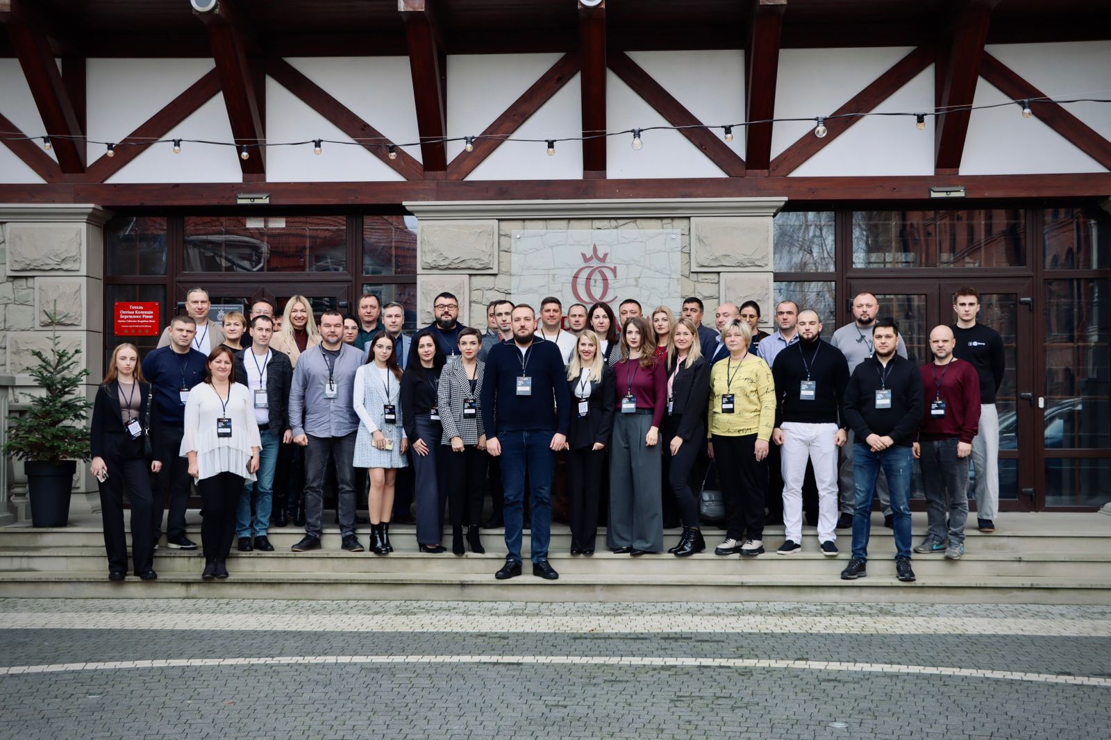 Групове фото учасників заходу перед будівлею.