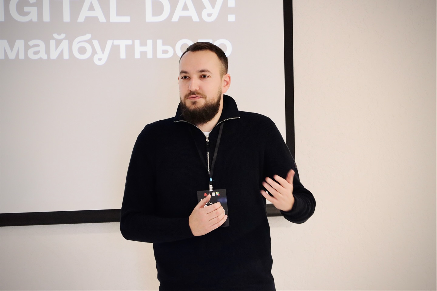 Чоловік у чорній кофті.