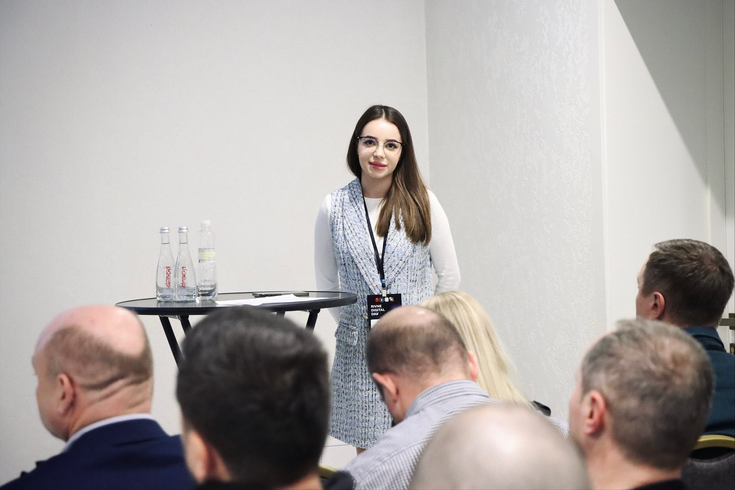 Дівчина в окулярах щось розповідає.